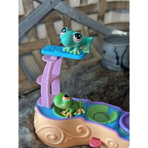 Littlest Pet Shop LPS Leapin' Lagoon Play Set Authentic 2 Frogs 236 Hasbro - Picture 2 of 8